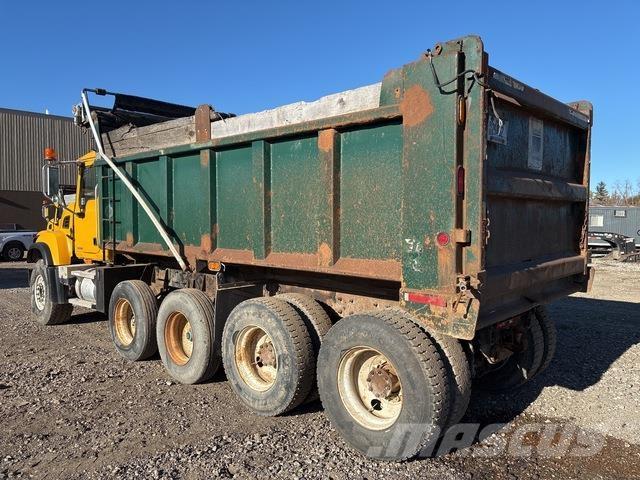 Mack CV713 Billenő teherautók