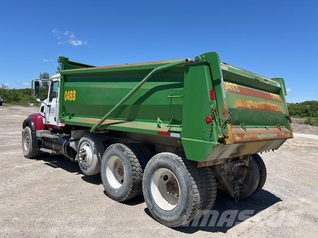 Mack CV713 Billenő teherautók