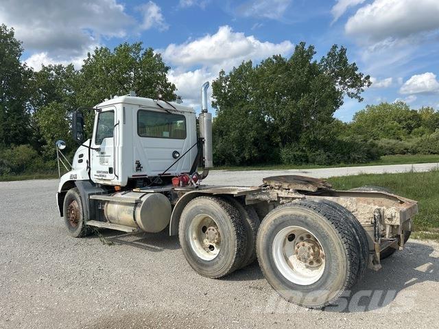 Mack CXN613 Nyergesvontatók