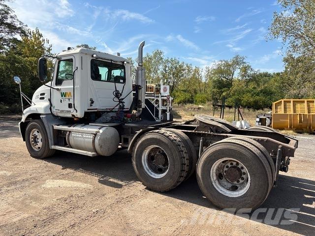 Mack CXN613 Nyergesvontatók