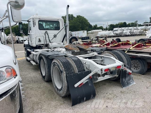 Mack CXU 613 Nyergesvontatók