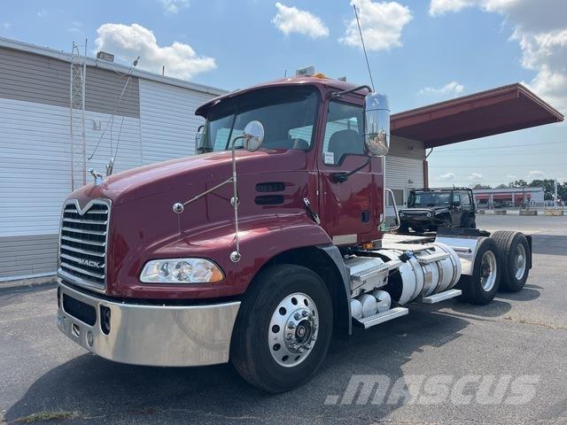 Mack CXU612 Nyergesvontatók