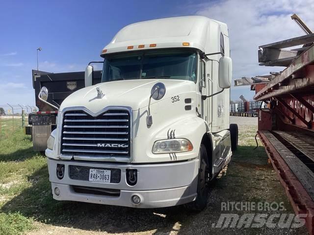 Mack CXU613 Nyergesvontatók