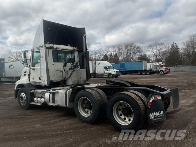 Mack CXU613 Nyergesvontatók