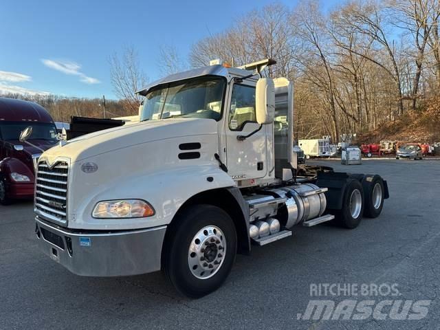 Mack CXU613 Nyergesvontatók
