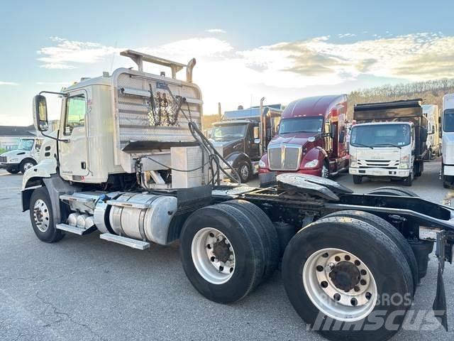 Mack CXU613 Nyergesvontatók