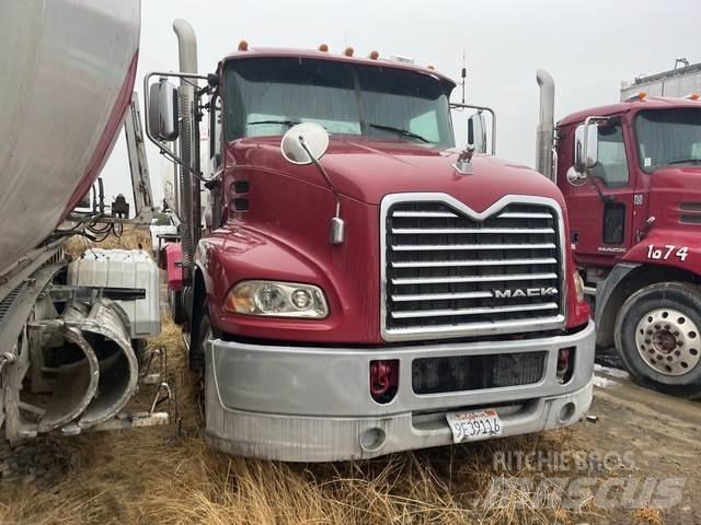 Mack CXU613 Nyergesvontatók