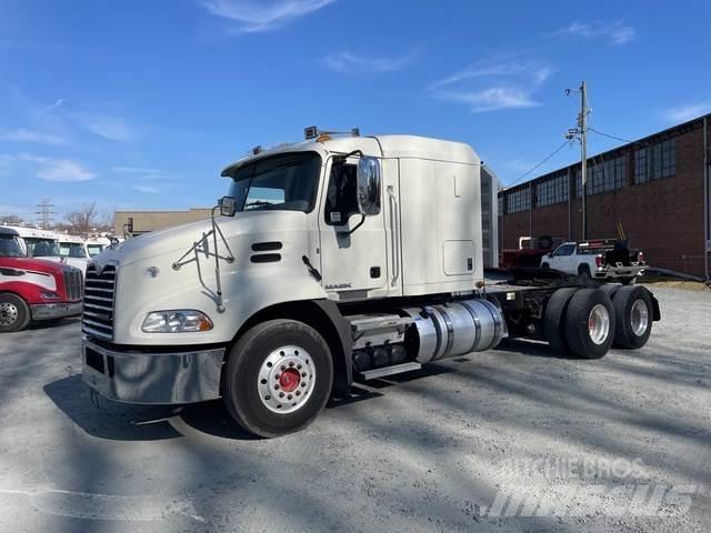 Mack CXU613 Nyergesvontatók
