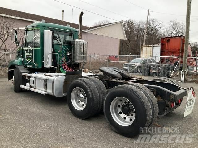 Mack CXU613 Nyergesvontatók