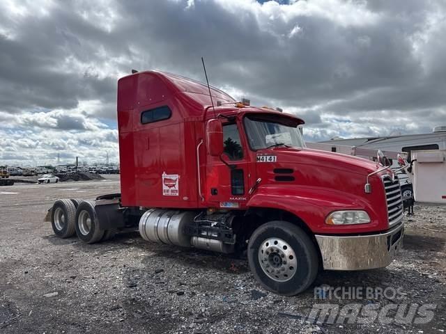 Mack CXU613 Nyergesvontatók
