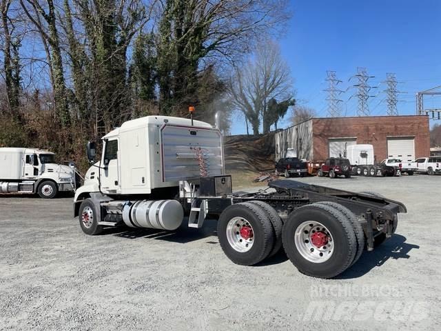 Mack CXU613 Nyergesvontatók