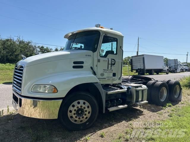 Mack CXU613 Nyergesvontatók