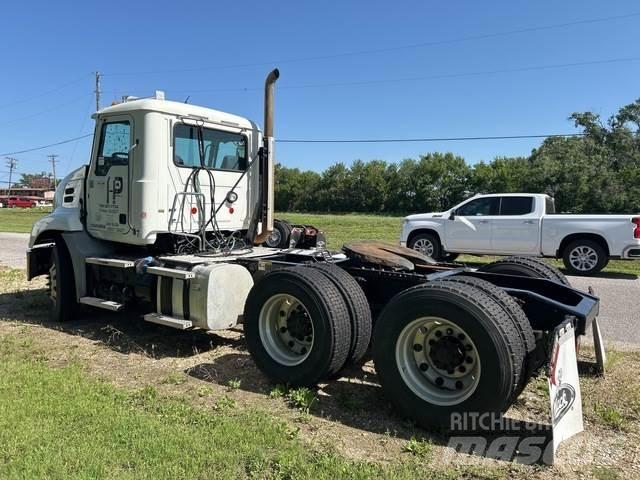 Mack CXU613 Nyergesvontatók