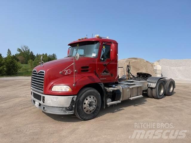 Mack CXU613 Nyergesvontatók