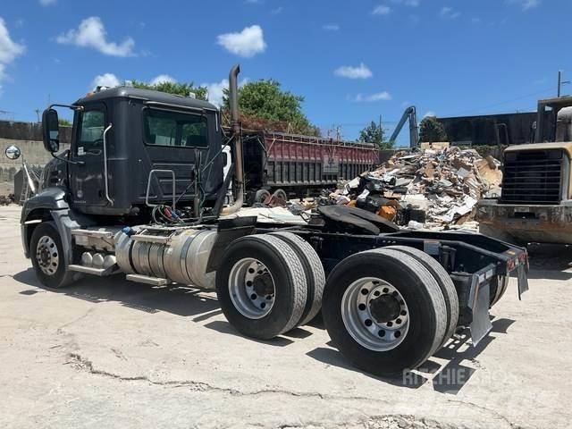 Mack CXU613 Nyergesvontatók