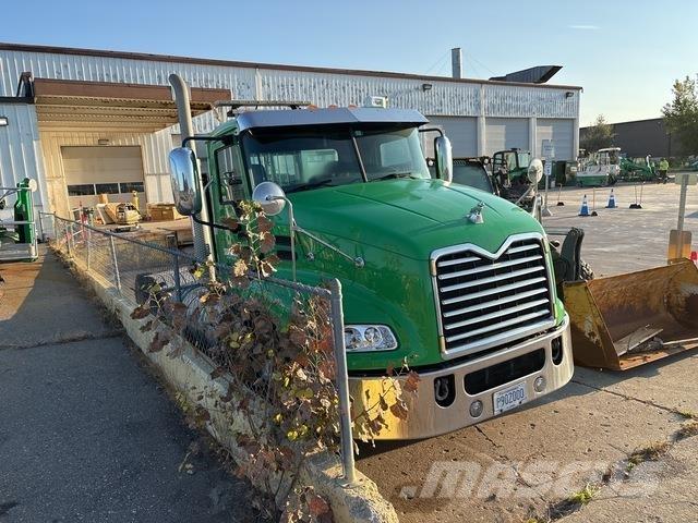 Mack CXU613 Nyergesvontatók