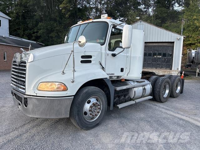 Mack CXU613 Nyergesvontatók