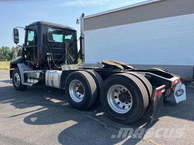 Mack CXU613 Nyergesvontatók