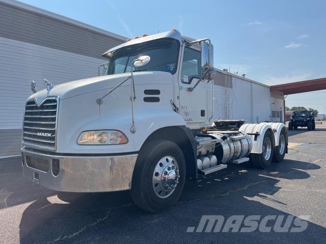 Mack CXU613 Nyergesvontatók