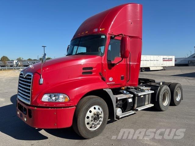 Mack CXU613 Nyergesvontatók