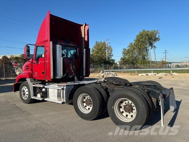 Mack CXU613 Nyergesvontatók