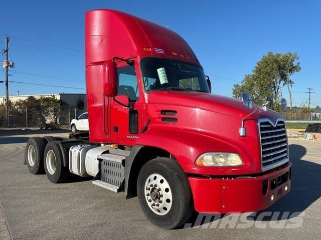 Mack CXU613 Nyergesvontatók
