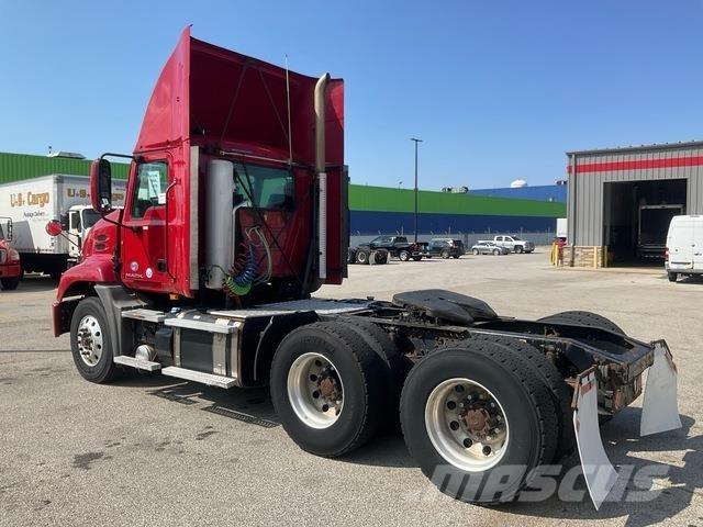 Mack CXU613 Nyergesvontatók