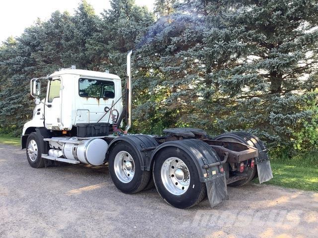Mack CXU613 Nyergesvontatók