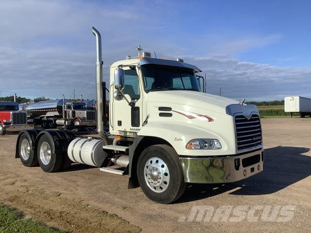 Mack CXU613 Nyergesvontatók