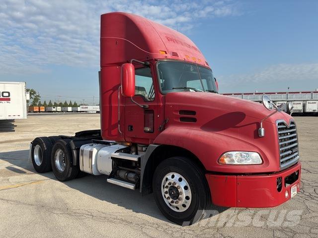 Mack CXU613 Nyergesvontatók