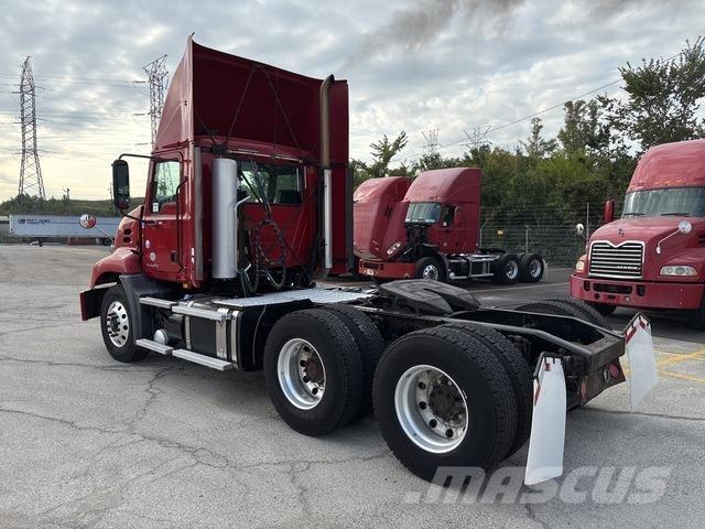 Mack CXU613 Nyergesvontatók