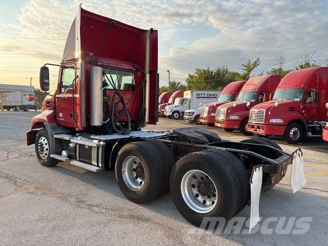 Mack CXU613 Nyergesvontatók