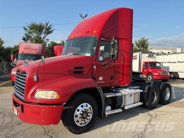 Mack CXU613 Nyergesvontatók