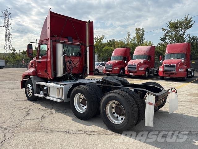 Mack CXU613 Nyergesvontatók