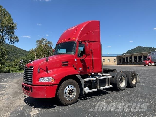 Mack CXU613 Nyergesvontatók