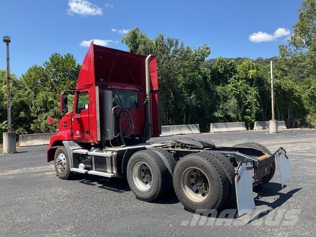 Mack CXU613 Nyergesvontatók
