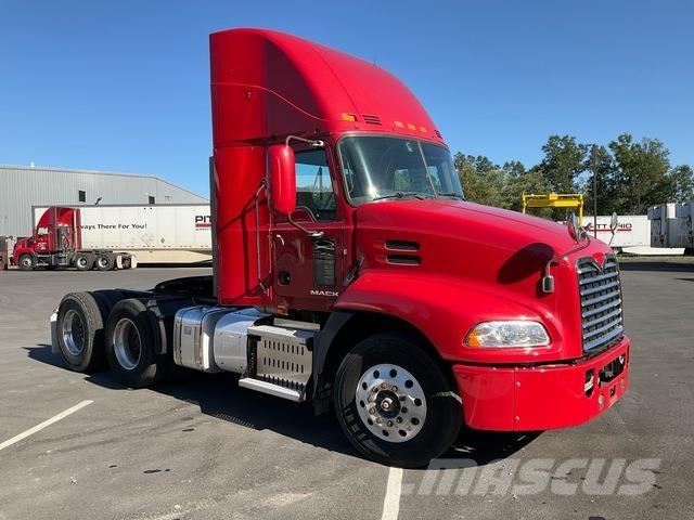 Mack CXU613 Nyergesvontatók
