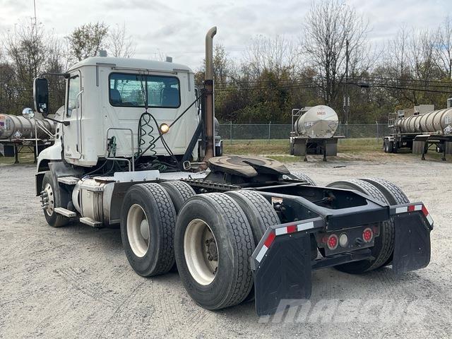 Mack CXU613 Nyergesvontatók