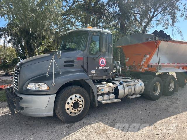 Mack CXU613 Nyergesvontatók