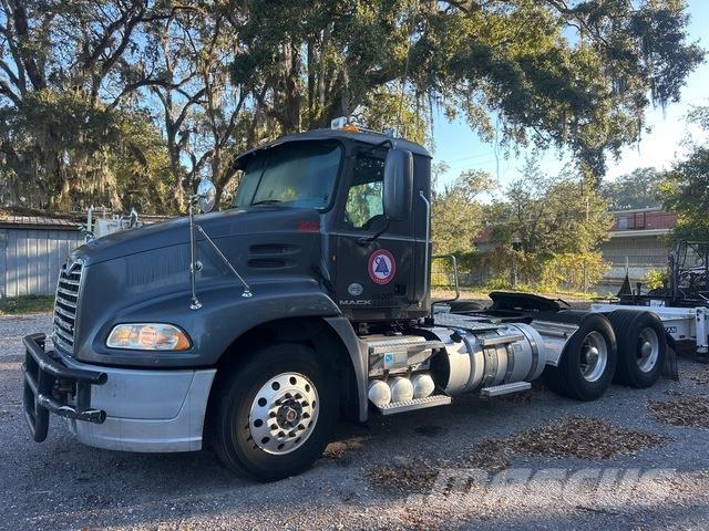 Mack CXU613 Nyergesvontatók