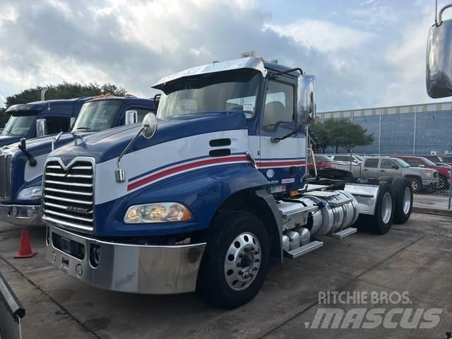 Mack CXU613T Nyergesvontatók
