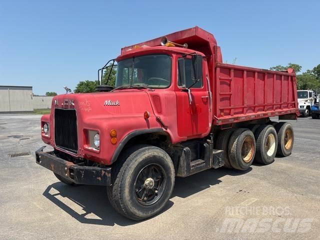 Mack DM685 Billenő teherautók