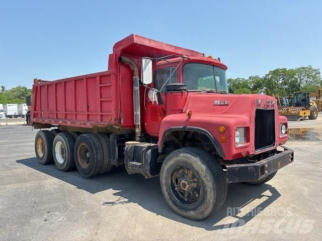Mack DM685 Billenő teherautók
