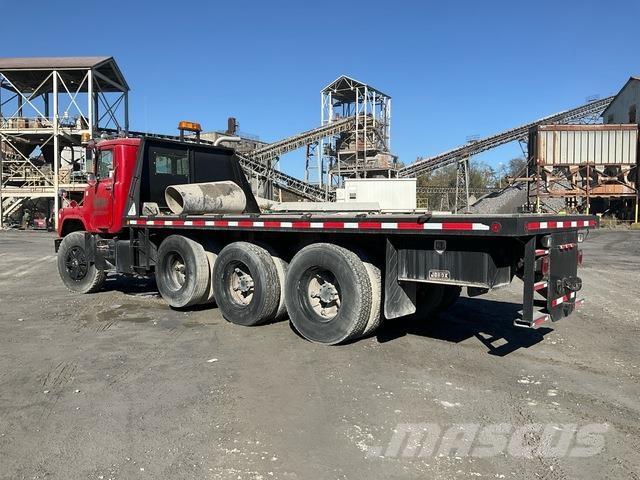 Mack DM686S Platós / Ponyvás teherautók