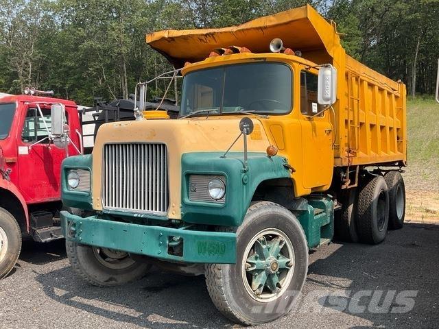 Mack DM686SX Billenő teherautók