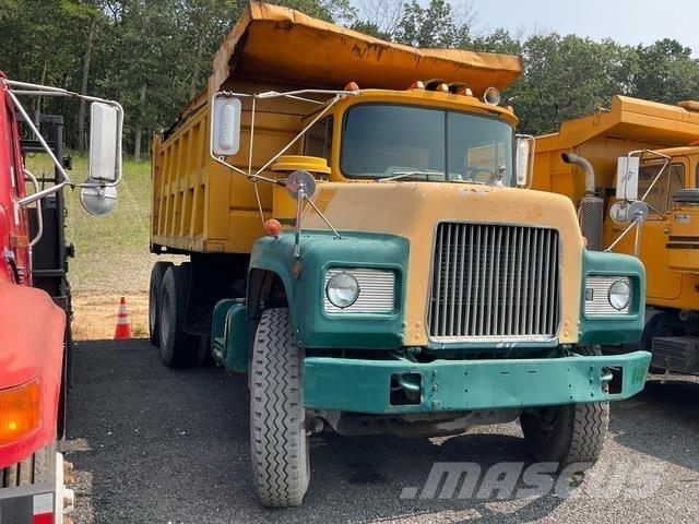 Mack DM686SX Billenő teherautók