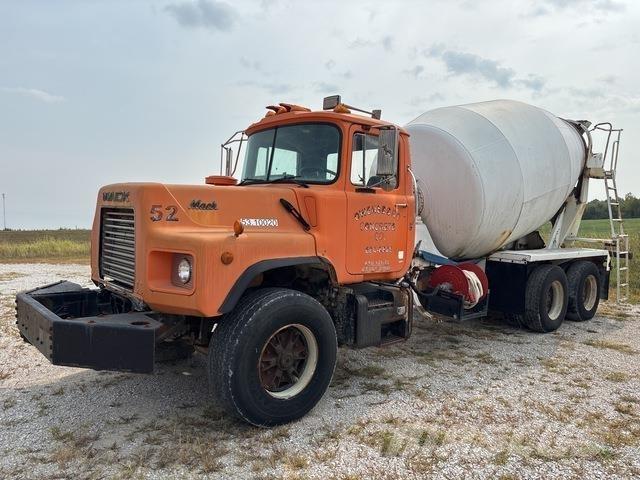 Mack DM690 Vízszállító teherautók