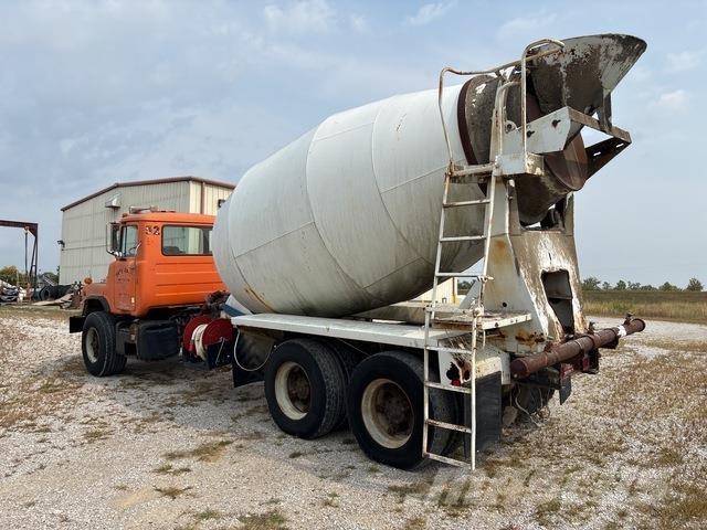 Mack DM690 Vízszállító teherautók