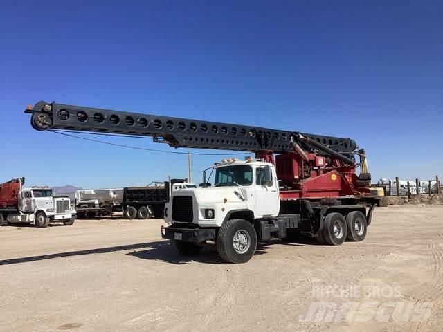 Mack DM690S Mobil fúró teherautók