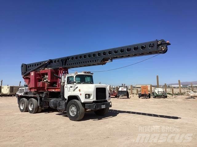Mack DM690S Mobil fúró teherautók